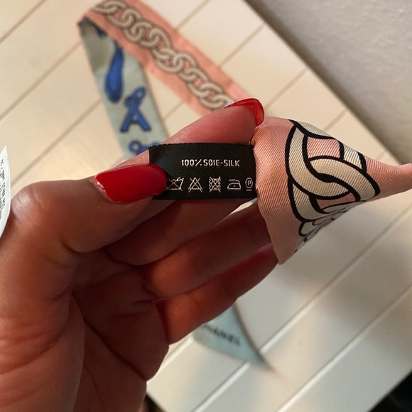 🔴SOLD🔴Authentic Chanel Bandeau Scarf Twilly - Picture 7 of 7